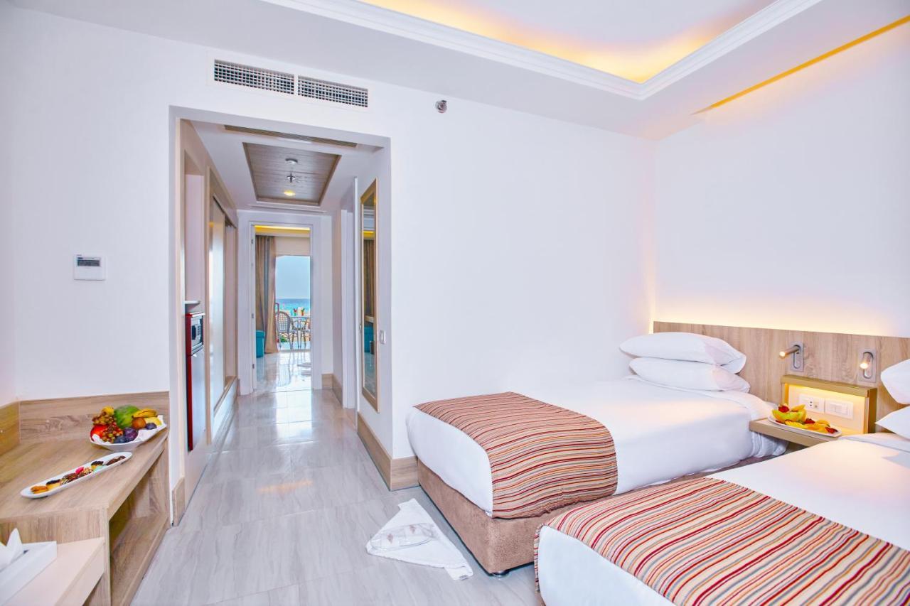Titanic Beach - Families And Couples Only Hurghada Exterior photo A room at the hotel