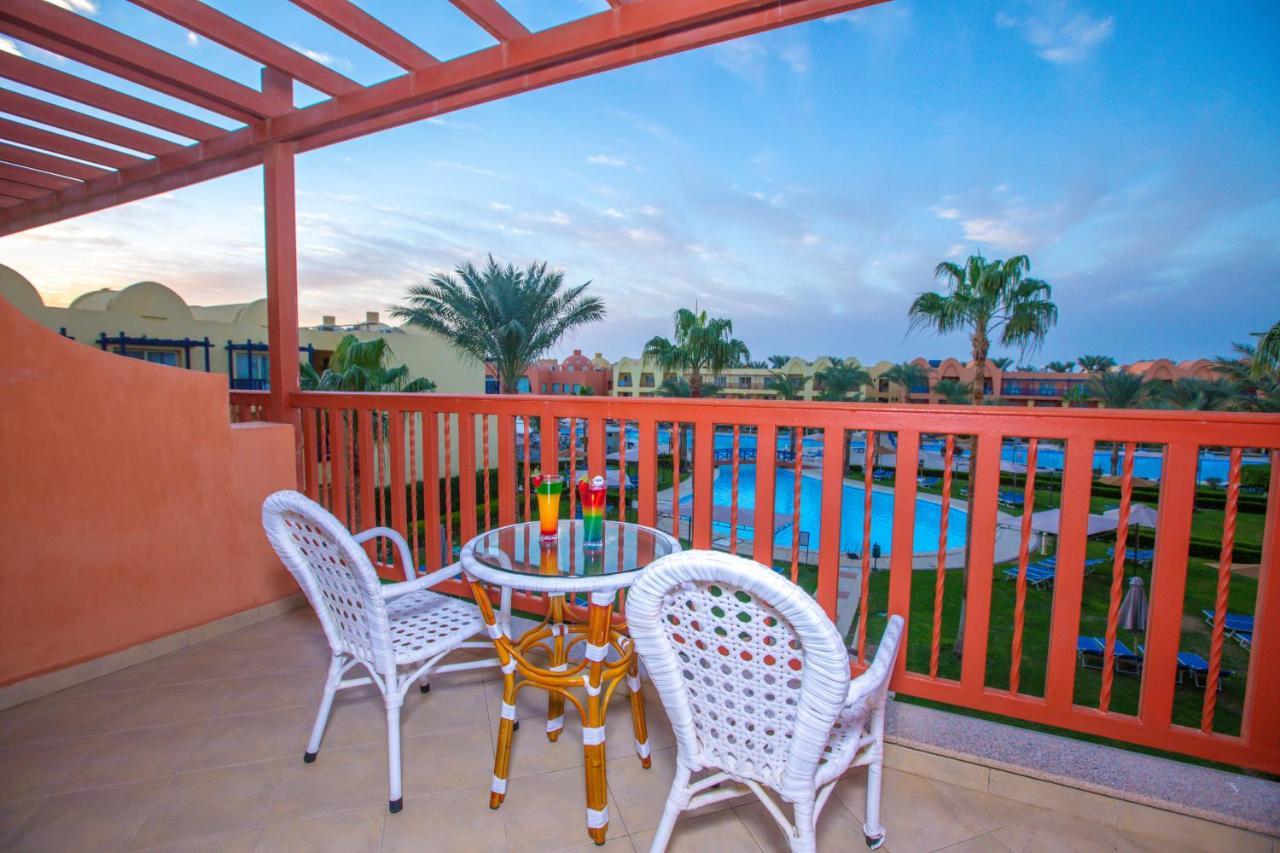 Titanic Beach - Families And Couples Only Hurghada Exterior photo A balcony