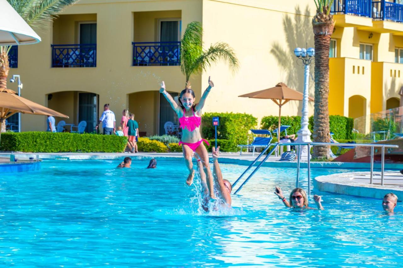 Titanic Beach - Families And Couples Only Hurghada Exterior photo A water slide at a hotel in Egypt