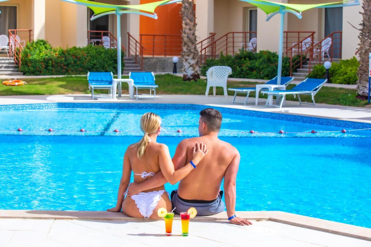 Titanic Beach - Families And Couples Only Hurghada Exterior photo A couple at a pool